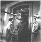 Josef Vchal ped vchodem studeanskho domu, 2. polovina edestch let, foto I. Berka, reprofoto archiv M. ejn