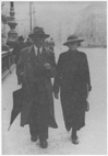 Josef Vchal a Anna Mackov na praskm most Legi, asi 1934, reprofoto archiv M. ejn