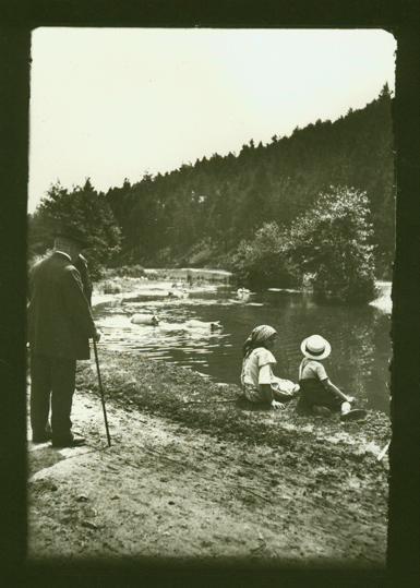 Na behu hostivaskho rybnku (Koupajc se prastka), 1915, foto J. Vchal, archiv M. ejn