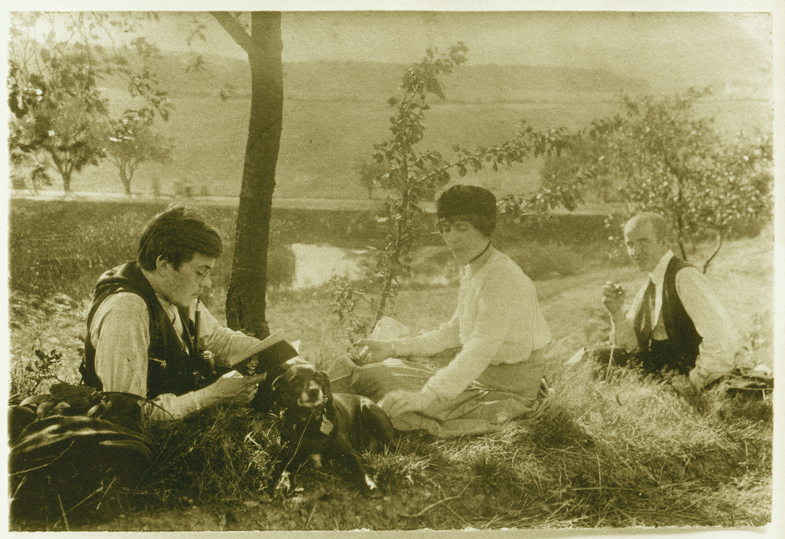 Slunen odpoledne, kolem 1915 (zleva Emerich Alois Hruka, Voek, Ma Vchalov a nezjitn mu), PNP Praha, reprofoto archiv M. ejn